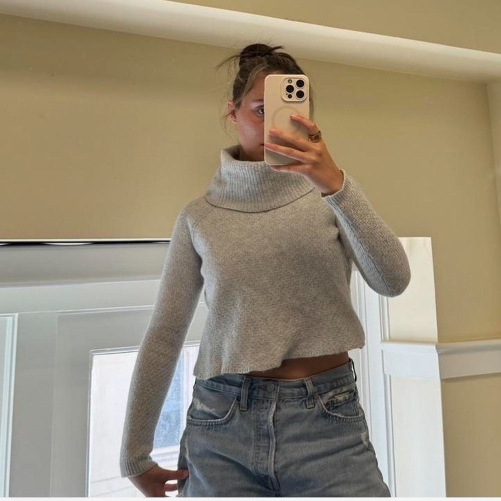 Cropped Gray Turtleneck Wool‎ Sweater